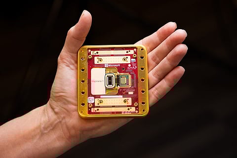 O Majorana 1 cabe na palma da mão. Um único elemento tem a capacidade de processamento de 8 qubits, mas teoricamente é acoplável ("stackable") a outros elementos semelhantes até 1 milhão de qubits (ler texto).