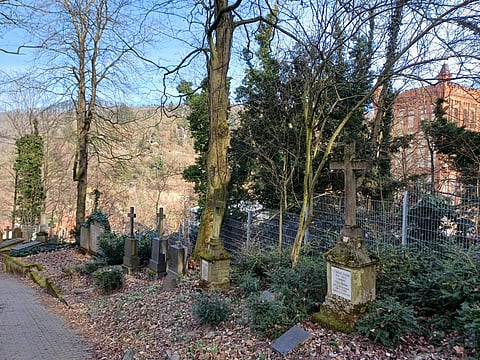 Etiquetas misteriosas com QR Code colocadas em mais de 1000 túmulos em Munique