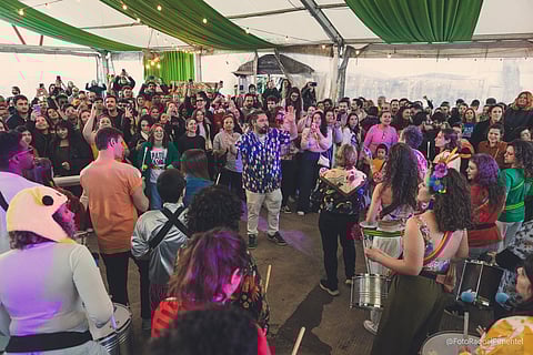 Ensaio do bloco Secretinho, comandado pelo percussionista brasileiro Diogo Presuntinho.