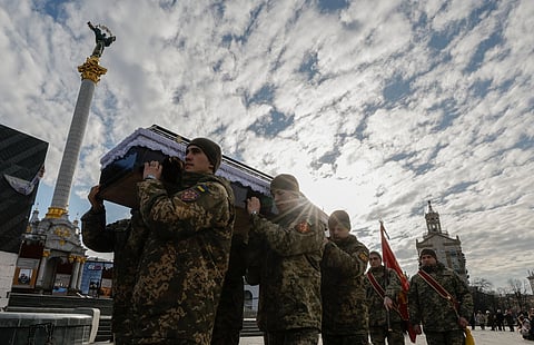 Cerimónia fúnebre de um soldado polaco na praça da Independência, Kiev, no final de janeiro. Invasão iniciada há três anos pela Rússia salda-se em centenas de milhares de baixas militares, dezenas de milhares de civis mortos, 4 milhões de deslocados internos e 6,8 milhões de refugiados.