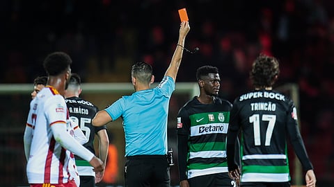 O Sporting empatou (2-2) na Vila das Aves num jogo marcado pela expulsão de Diomande.