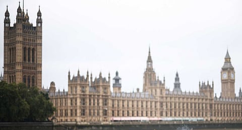 Ruas fechadas no centro de Londres devido a "embalagem suspeita" encontrada junto ao Parlamento