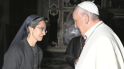 Raffaella Petrini com o Papa Francisco.
