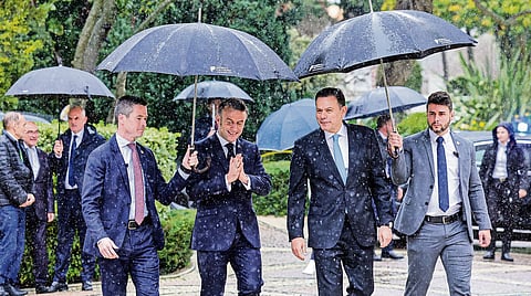 Foi debaixo de uma forte chuvada que Emmanuel Macron foi recebido por Luís Montenegro, primeiro-ministro, no Palácio de São Bento.