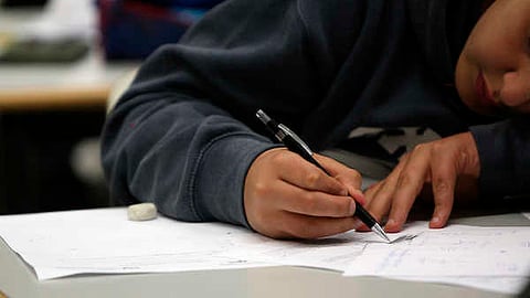 Na educação, por exemplo, estão abrangidos assistentes operacionais, técnicos auxiliares, assistentes técnicos e professores.