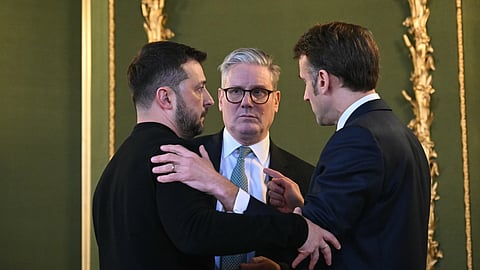 Starmer (ao centro) com Zelensky e Macron