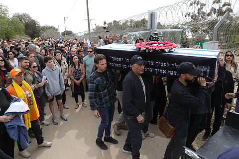 O funeral de mais um refém, Itzik Elgarat, cujo corpo foi entregue na última quinta-feira. 