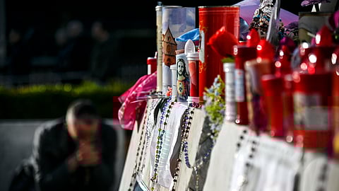 Preces e pela saúde do Papa Francisco frente ao hospital em Roma.