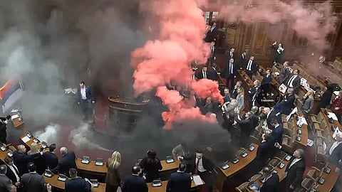 Fumo tomou conta do plenário no parlamento da Sérvia.