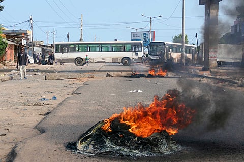 Populares bloqueiam avenida após disparos contra caravana de Mondlane nos subúrbios de Maputo
