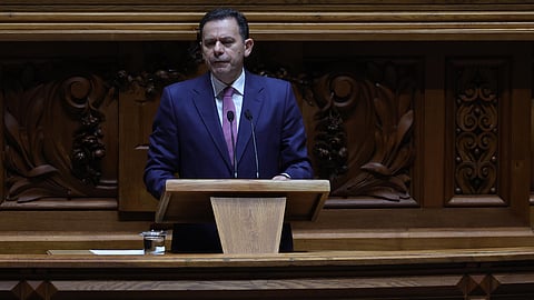 Luís Montenegro regressa à Assembleia da República após a aprovação do Orçamento do Estado para 2026.