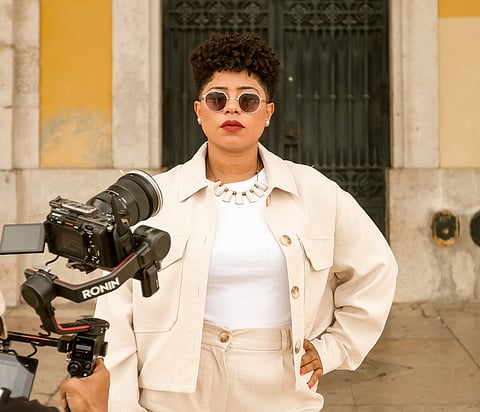 Aline, que se destacou no The Voice Portugal em 2022, tem uma trajetória musical marcada pela dedicação e pela busca por sua identidade artística. 