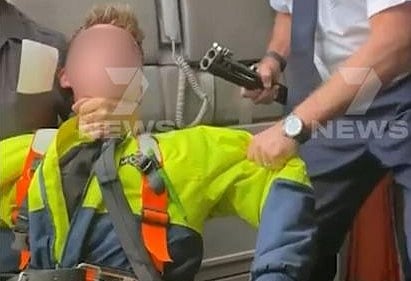 Passageiros dominam adolescente armado que tentava embarcar num avião na Austrália (com vídeo)