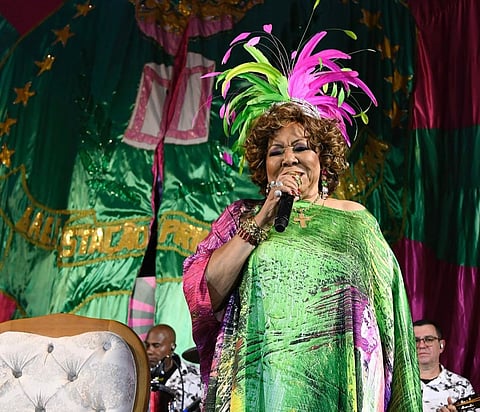 Alcione com as as cores de sua escola, a Mangueira. 