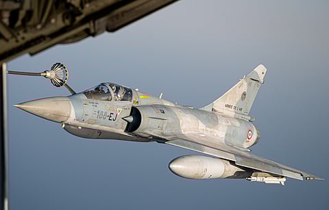 Um Mirage 2000 da Força Aérea francesa em reabastecimento aéreo por parte de um avião dos EUA sobre o Djibuti.
