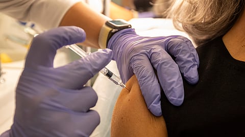 O SNS comprou este ano cerca de 2,3 milhões de doses de vacinas contra a gripe de dose normal e outras 369 mil de dose elevada, um aumento de 187 mil vacinas de dose normal e de 12 mil de dose elevada.