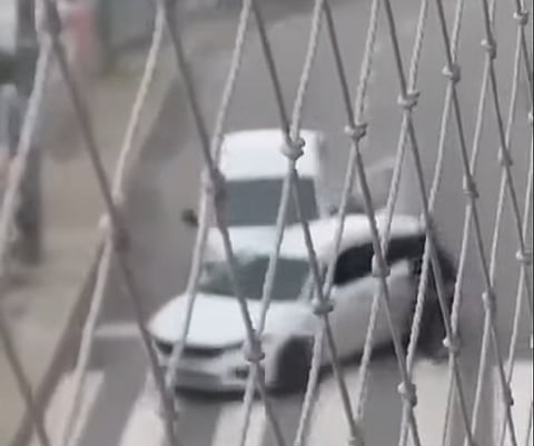 Momento do tiroteio captado em vídeo por um morador da zona.