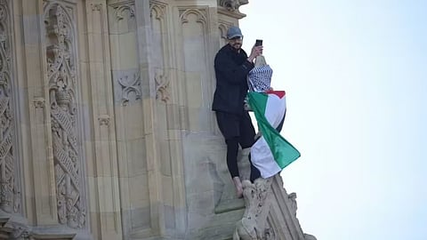 Manifestante que trepou ao Big Ben com bandeira da Palestina só desceu 16 horas depois (c/vídeos)