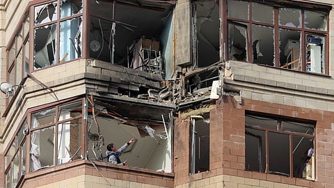 Danos provocados pelo ataque da noite passada com drones são visíveis num edifício de apartamentos nos arredores de Moscovo.