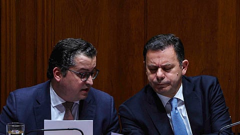 Joaquim Miranda Sarmento, ministro das Finanças, e Luís Montengro, primeiro-ministro. Parlamento, 11 de março de 2025, dia da moção de confiança que ditou a queda do governo.