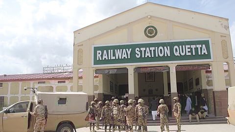 Militares paquistaneses junto à estação de Quetta.
