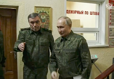 Putin vestiu a farda militar e dirigiu-se a Kursk, onde foi recebido pelo chefe do Estado-Maior Gerasimov.
