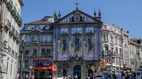 Foram observados três casais de andorinhões-da-serra na Rua de Sá da Bandeira, junto à Igreja dos Congregados.
