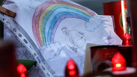 Papa diz que está a passar por "período de provação" na mensagem dominical a partir do hospital