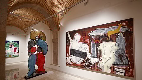 Escultura de José de Guimarães e quadro de Julião Sarmento.