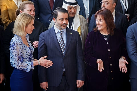 A vice-presidente da Comissão Europeia e Alta Representante para os Negócios Estrangeiros da UE, Kaja Kallas (à esquerda), o ministro dos Negócios Estrangeiros da Síria, Asaad al-Shibani (centro) e a comissária europeia para o Mediterrâneo, Dubravka Suica, na conferência.