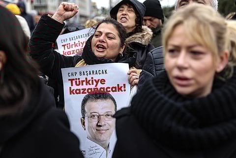 Governador de Istambul proibiu manifestações, mas os apoiantes de Imamoglu saíram às ruas.