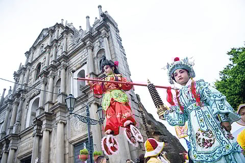 Em Macau, durante a procissão comemorativa do aniversário de Nezha, as crianças vestem-se como esta e outras divindades.