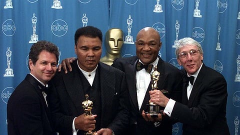 George Foreman, à direita, ao lado de Muhammad Ali, em 1997, quando o documentário sobre os dois pugilistas, "When They Were Kings", de David Sonenberg e Leon Gast, ganhou o Óscar de Melhor Documentário. 