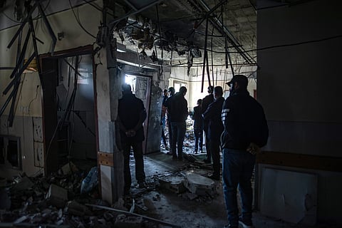Danos no Hospital Nasser, em Khan Yunis, após ataque israelita.