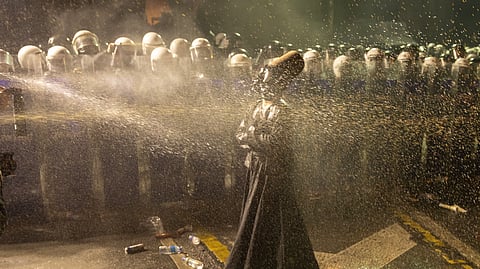 Canhões de água usados contra um manifestante no domingo à noite, em Istambul.