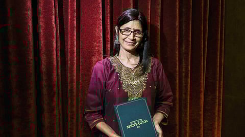 Manjulata Sharma com a edição de Mensagem em hindi