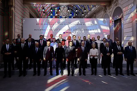 Fotografia de família incomum em claro-escuro e com as cores da bandeira francesa.