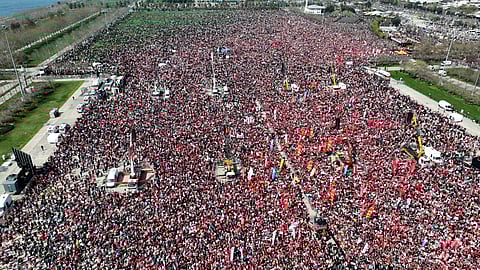 Milhares na manifestação contra o presidente da Turquia e a favor de rival detido
