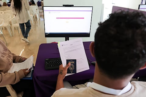 Imigrantes precisam pagar a taxa para confirmação do atendimento.