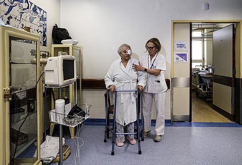 Quanto mais depressa um doente chegar ao hospital, maior probabilidade de sucesso terá o tratamento. Aurora Botelho tem 73 anos é ajudada pela enfermeira chefe da UAVC, Adelaide  Sousa.  