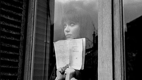 Anna Karina no filme Alphaville (1965): os livros convivem com as utopias.