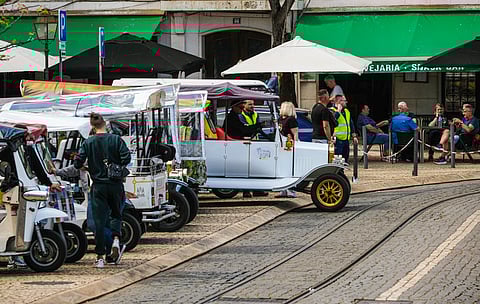Tuk-tuk no largo das Portas da Sol.