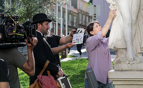 Leandro Ramos e Gabriela Barros em cena de "O Cobrador de Fraque"