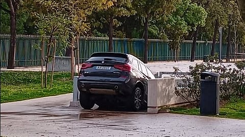 Condutor entra com o carro para as escadas do metro, pensando que era o parque de estacionamento
