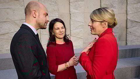 O francês Jean-Noël Barrot e a alemã Annalena Baerbock ouvem a canadiana Mélanie Joly.