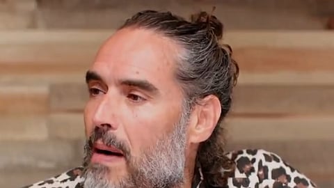Comediante Russel Brand acusado de violação e crimes sexuais