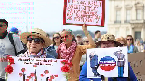 Americanos manifestam-se em Lisboa contra Trump e com referências ao 25 de Abril 
