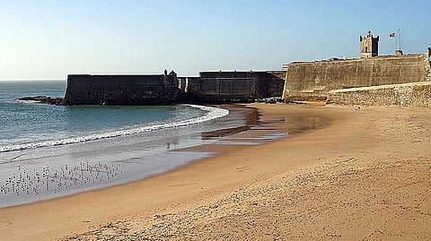 Praias de Oeiras interditadas devido a derrame de crude

