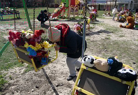 Cerimónia fúnebre em Kryvvyi Rih, onde 20 pessoas, nove delas crianças, morreram na sexta-feira, vítimas de um ataque russo.