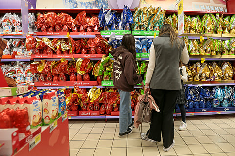 Corredor de supermercado em Lisboa com ovos de Páscoa.